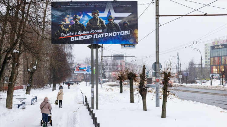 Предприниматель хочет отправить рекламные объявления в три газеты